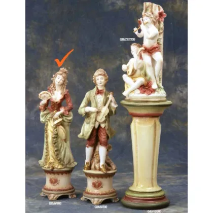 Zdjęcie Urokliwa ceramiczna figura kobiety z wachlarzem