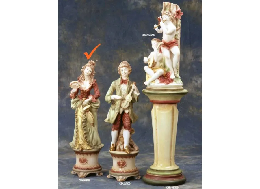 obrazek 1 Urokliwa ceramiczna figura kobiety z wachlarzem