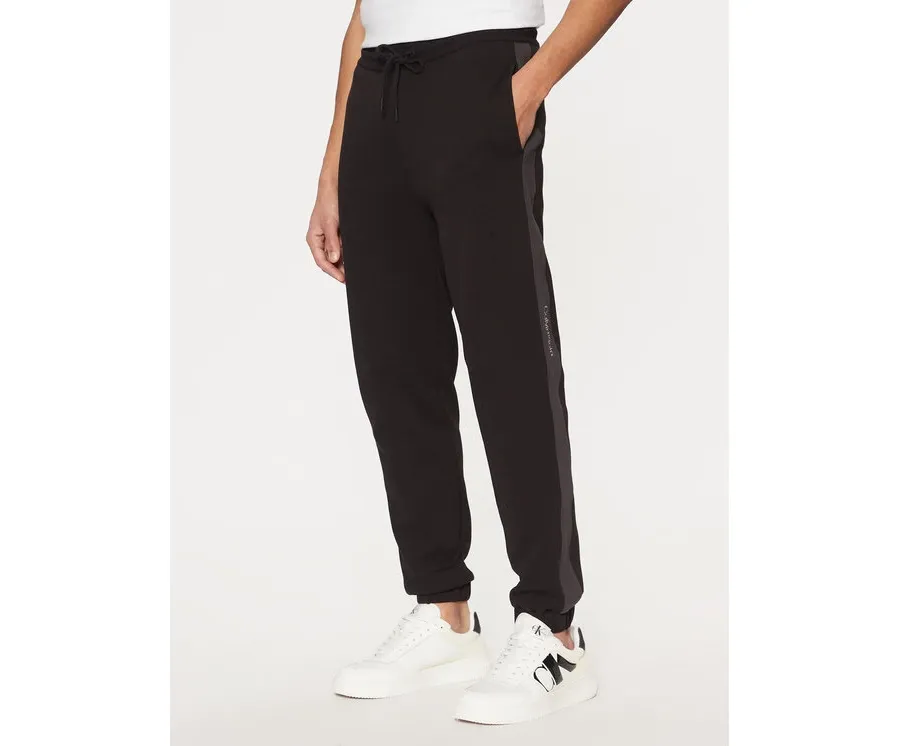 obrazek 1 Calvin Klein Jeans Spodnie dresowe J30J327243 Czarny Regular Fit
