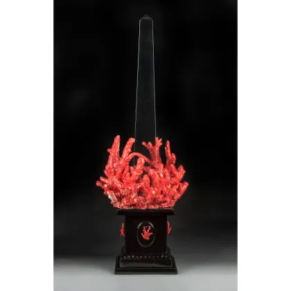 Zdjęcie Włoska rzeźba z koralowca z obeliskiem na podstawie