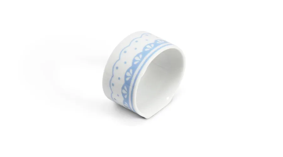 obrazek 1 Elegancki pierścień na serwetki z porcelany z jasnoniebieskim zdobieniem - Leander