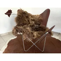 Zdjęcie Brązowy dywan ze skóry owczej do salonu