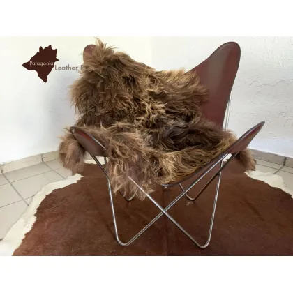 Zdjęcie Brązowy dywan ze skóry owczej do salonu