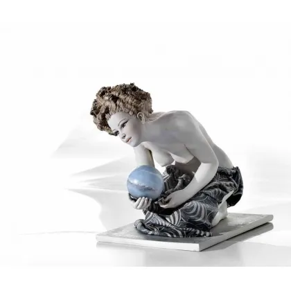 Zdjęcie Porcelanowa figurka kobiety pochylonej na kolanach - Sibania