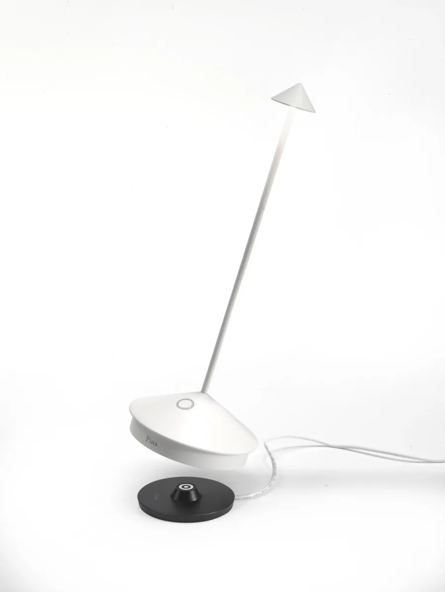 obrazek 3 Dyskretna lampa stołowa Pina z aluminium