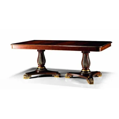 Zdjęcie Piękny stylowy antyczny stół z rzeźbionymi nogami