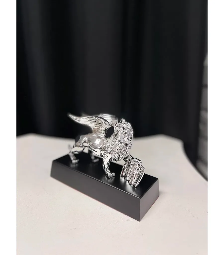 obrazek 8 Statuetka z posrebrzanym lwem