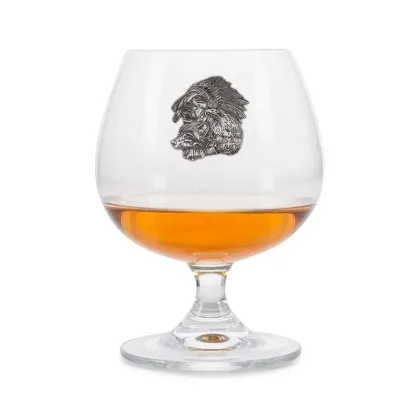 Zdjęcie Oryginalny prezent - kieliszek do brandy z cynowym emblematem przedstawiającym Indianina i wilka