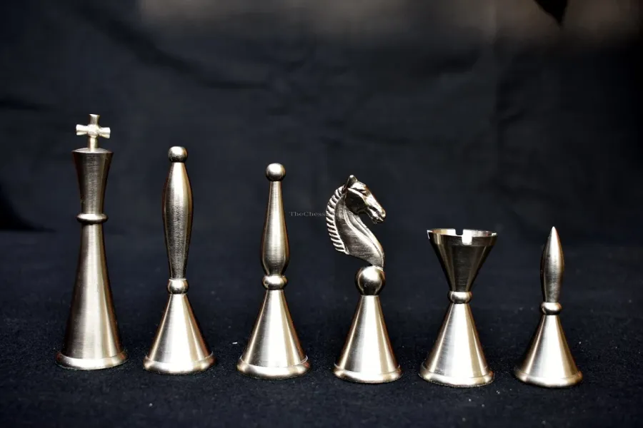 obrazek 1 Stylowy komplet figur metalowych do gry w szachy - The Chess Empire