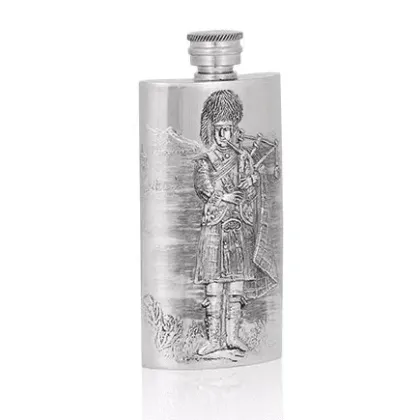 Zdjęcie Luksusowa piersiówka ze szkockim dudziarzem – prezent dla niego