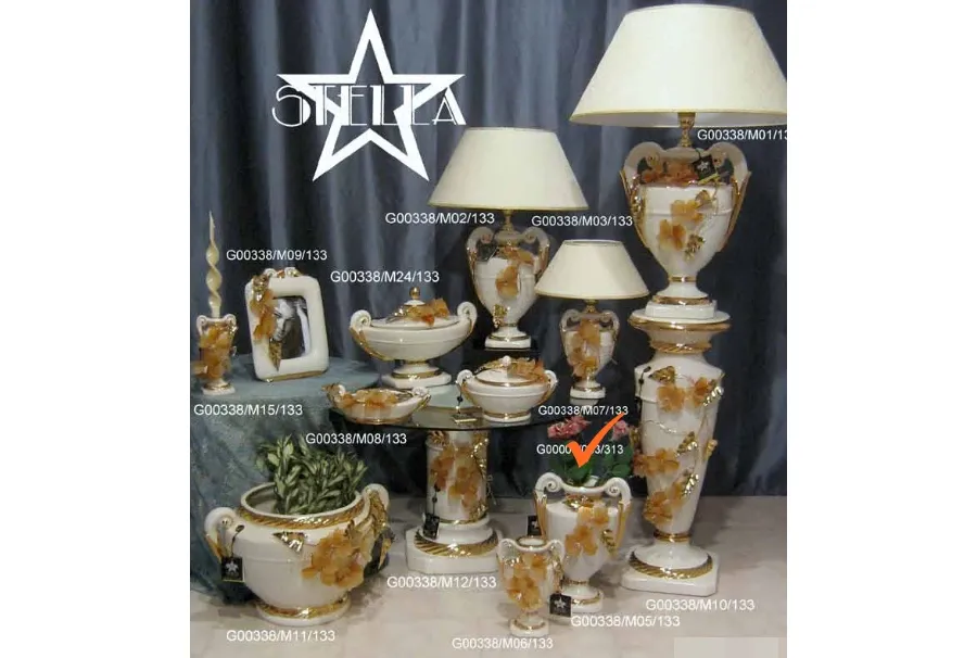 obrazek 1 Urokliwy ceramiczny wazon zdobiony metalowymi kwiatami