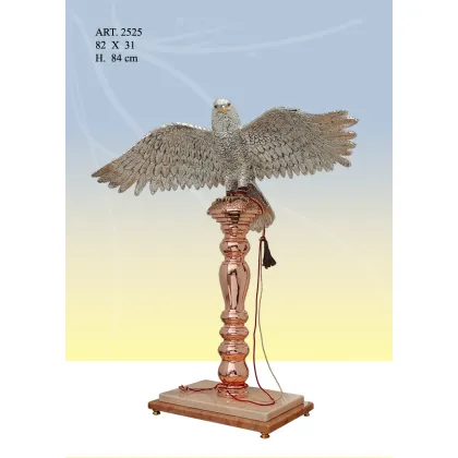 Zdjęcie Figura orła z roztwartymi skrzydłami