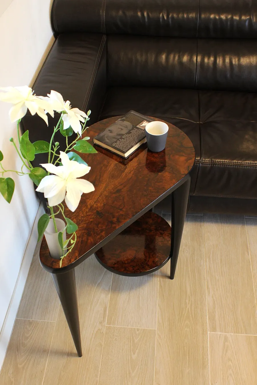 obrazek 7 Rzeźbiarski stolik kawowy Mid-Century Modern z czeczotą orzecha amerykańskiego i szklanym wazonem – handmade Polska