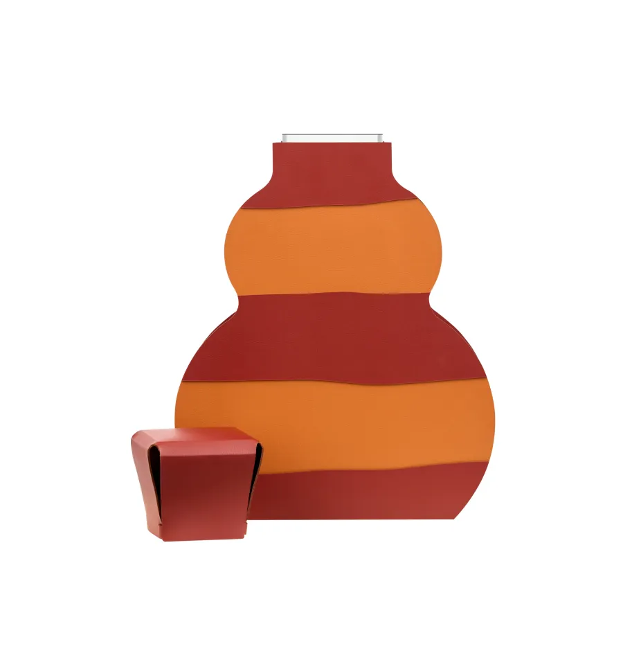 obrazek 3 Niepowtarzalny skórzany wazon Otto 9x33xH45 cm w poziome pasy w kolorze koniakowym i bordowym