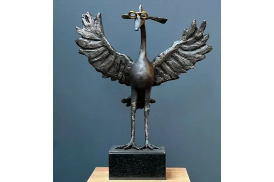 obrazek 1 Elegancka statuetka z brązu "Ptak w złotych okularach" - idealna ozdoba na prezent