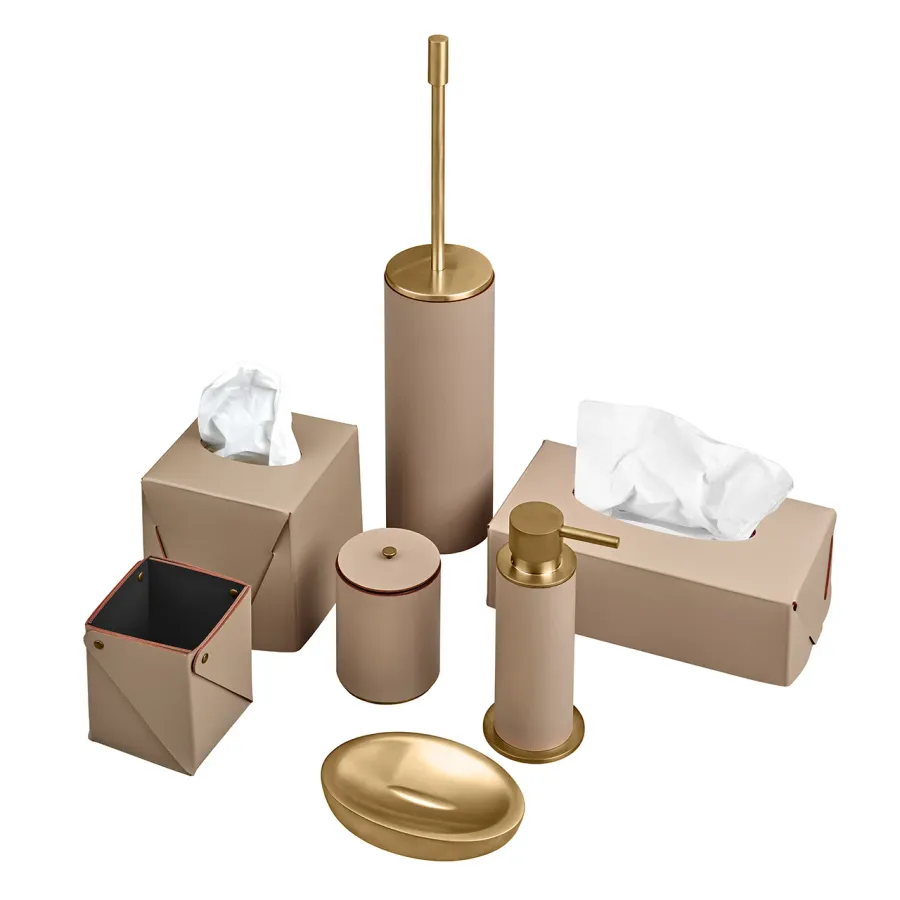 obrazek 3 Złocony dozownik do łazienki Ø7xH19 cm ze skórzanym korpusem