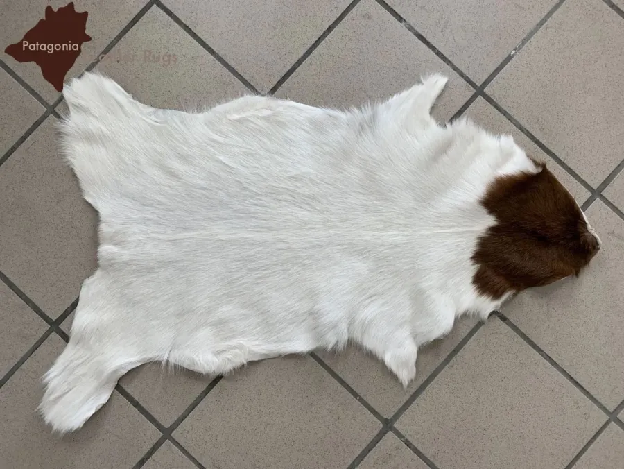 obrazek 2 Dywan z naturalnej skóry koziej do salonu - 108x70 cm