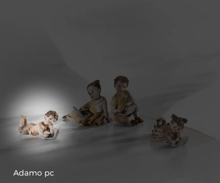 obrazek 1 Porcelanowy chłopczyk z laptopem - Sibania