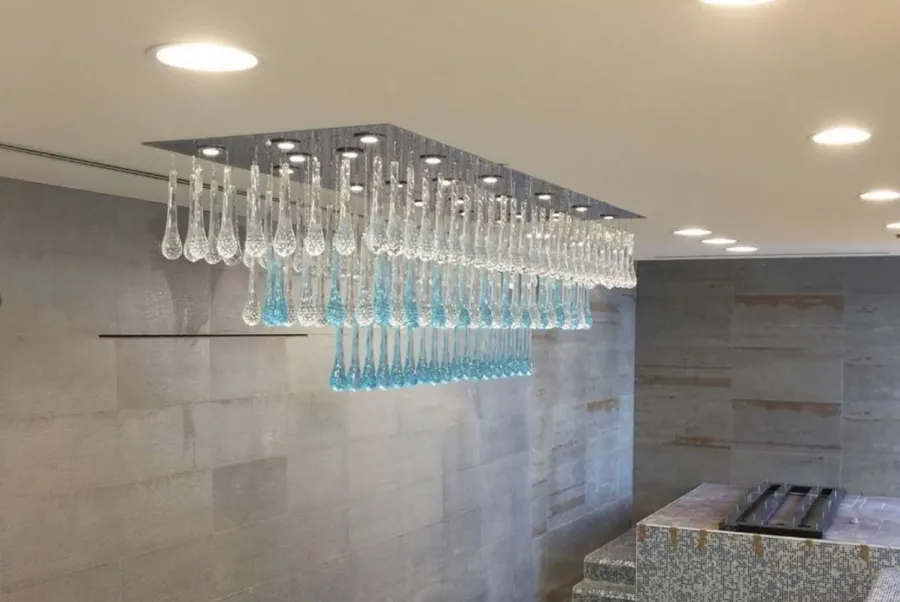 obrazek 1 Stalowa lampa sufitowa z przezroczystymi i jasnoniebieskimi kroplami ze szkła Murano - Il Paralume Marina