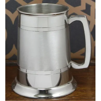 Zdjęcie Urokliwy kufel do piwa z cynowym paskiem i grawerowaniem