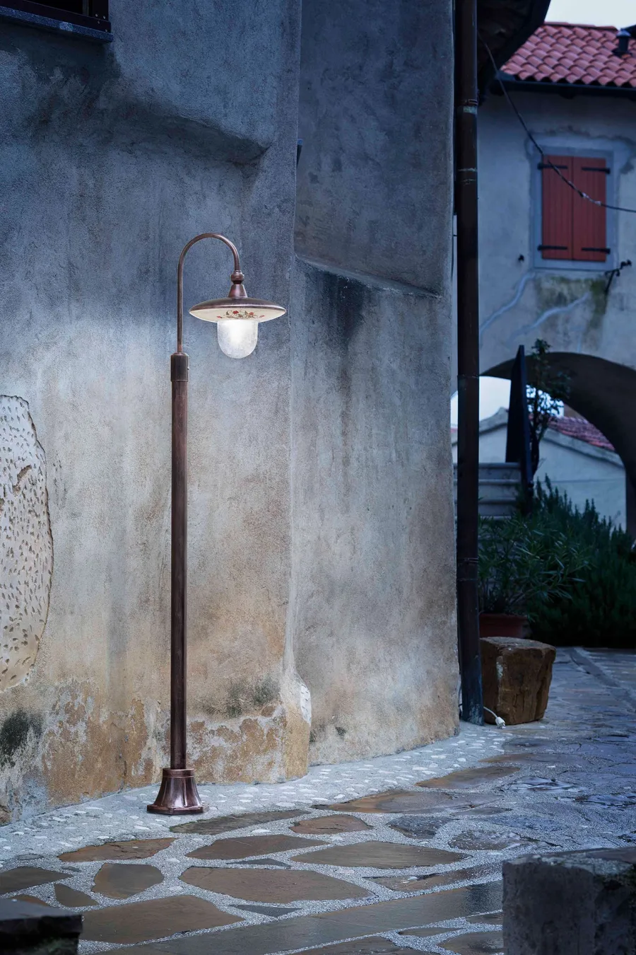 obrazek 2 Klasyczna w formie włoska lampa stojąca na zewnątrz