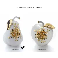Picture Unique ceramic pear with golden flowers - Bruno Costenaro