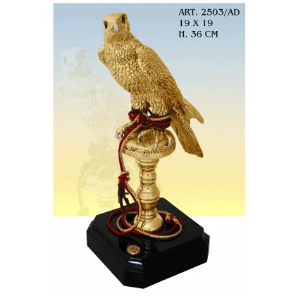 Zdjęcie Wyjątkowa figura orła na podstawie