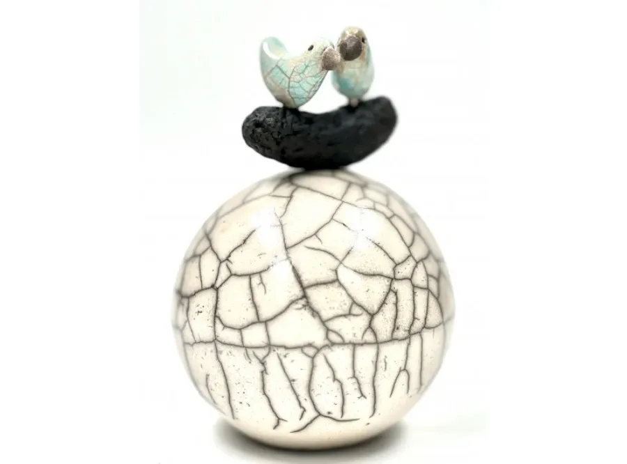 obrazek 2 Piękna malutka piłka z ptaszkiem wykonana z ceramiki - idealny prezent na wyjątkową okazję