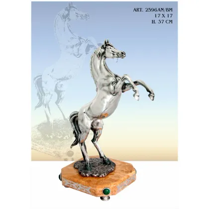 Zdjęcie Piękna figura konia na dwóch nogach