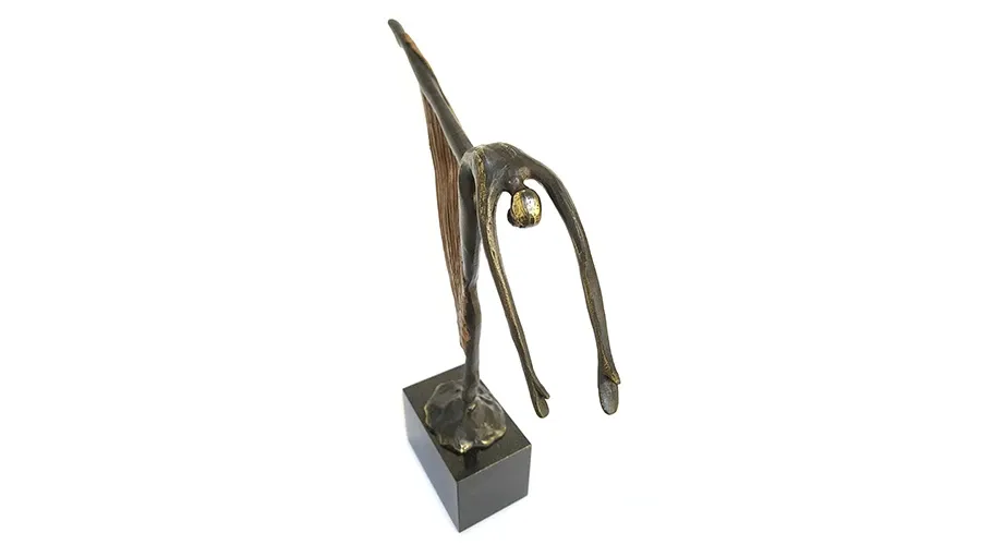 obrazek 4 Elegancka statuetka z platerowanego brązu "Wymagający krok" - na jubileusz firmy