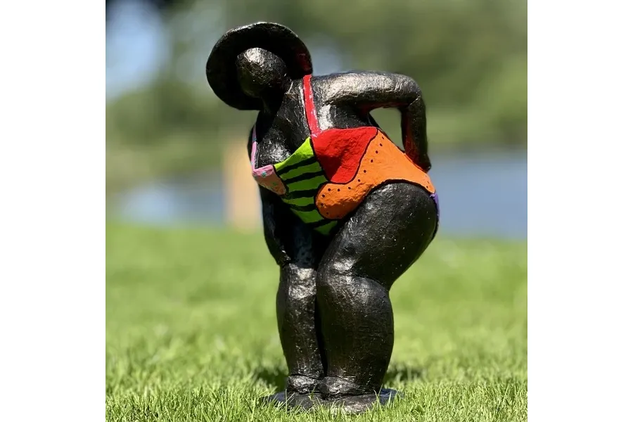 obrazek 1 Stylowa rzeźba z neolitu "Kobieta z ręką na pośladkach" - idealna ozdoba do ogrodu