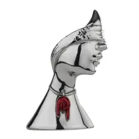 Zdjęcie Amulet - głowa kobiety z wyjątkowym wisiorkiem