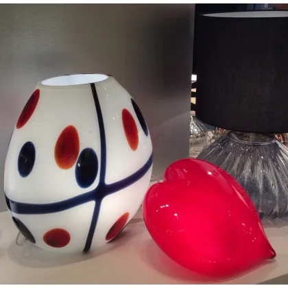 Zdjęcie Szklana lampka Vetrati z czarno-czerwonym wzorem na białym tle