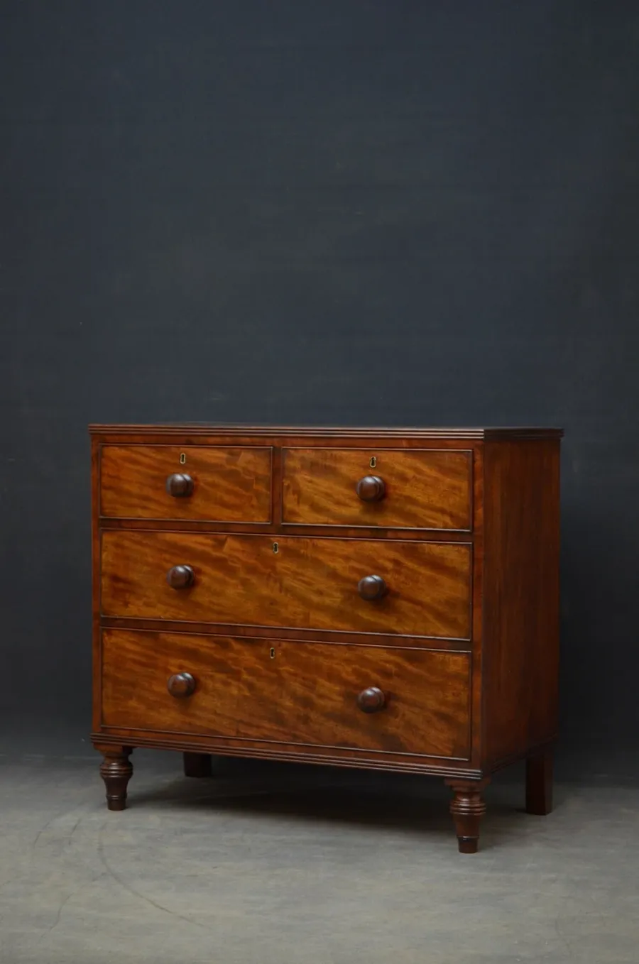 obrazek 1 Prosta i elegancka komoda George IV z mahoniu - antyk