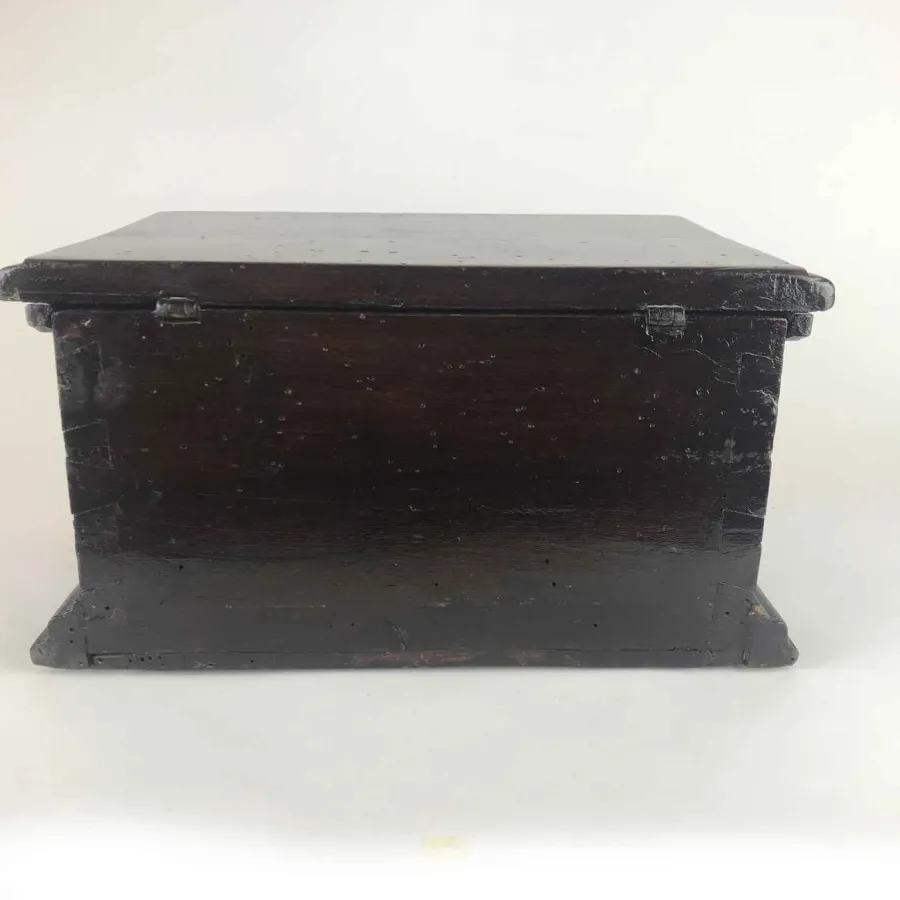 obrazek 6 Orzechowe pudełko z wieczkiem i funkcjonalnym zamkiem, ciemna patyna z końca XVIII wieku