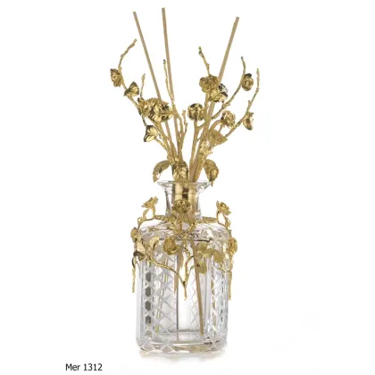 Zdjęcie Stylowy pokojowy flakon zapachowy z grawerowanego kryształu i złoconego brązu