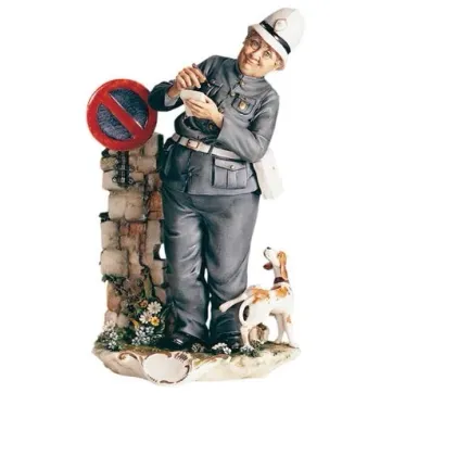 Zdjęcie Niebanalna figurka policjanta z włoskiej porcelany