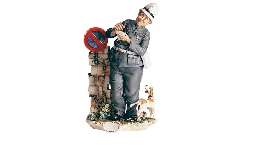 obrazek 1 Niebanalna figurka policjanta z włoskiej porcelany