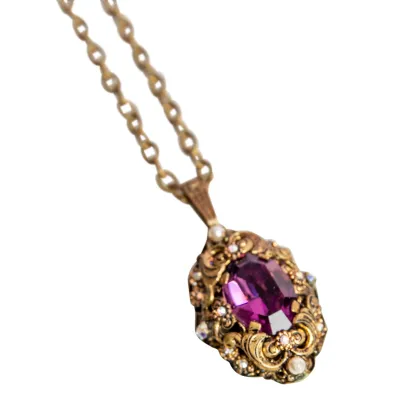 Zdjęcie Naszyjnik z zawieszką z dużym fioletowym kryształem osadzonym w owalnym medalionie wzbogaconym mikro-perełkami