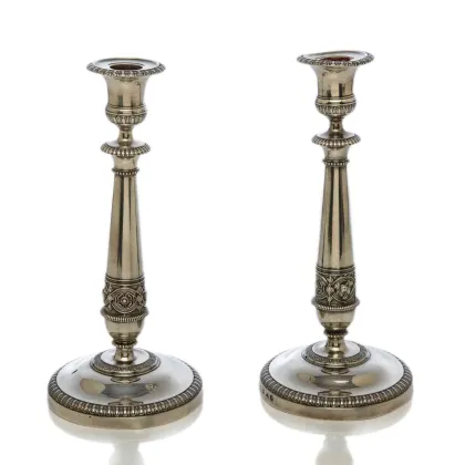 Zdjęcie Para srebrnych świeczników z wczesnych dziesięcioleci XIX wieku