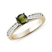 Zdjęcie Masywny pierścionek z żółtego złota z wełtawitem i diamentami KLENOTA