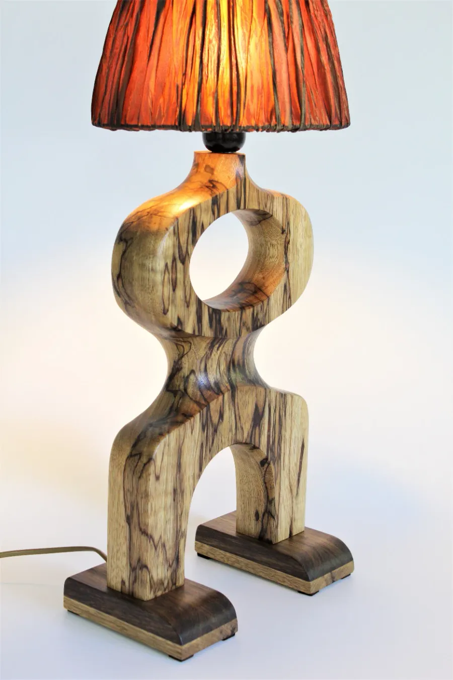 obrazek 2 Wyjątkowa lampa stołowa -FARO-, rzeżba z drewna, lampa nocna, lampa biurkowa, prezent dla domu, modern art, nastrojowe światło