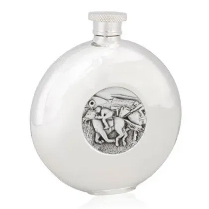 Zdjęcie Piękny prezent – stylowa piersiówka z gonitwą koni