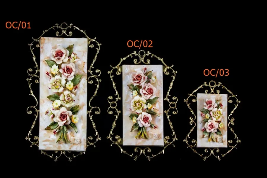 obrazek 1 Gustowna mosiężna rama z porcelanowymi kwiatami