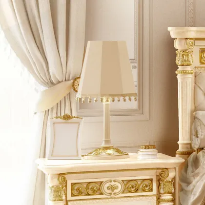 Zdjęcie Rzeźbiona barokowa lampa na biurko wykonana z orzecha