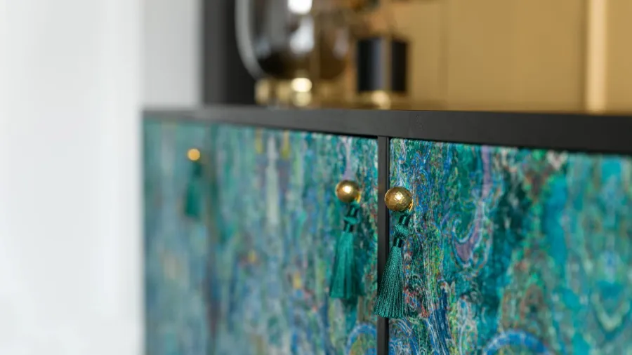 obrazek 4 Nietuzinkowa komoda  wykonana z forniru , mosiądzu i tkaniny najwyższej jakości - Spilla Marocchina