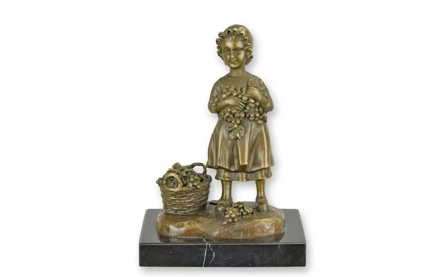 obrazek 1 Stylowa rzeźba dziewczynki z koszykiem winogron z brązu