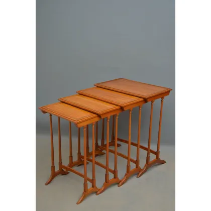 Zdjęcie Komplet edwardiański z 4 stolików z żółtodrzewu, każdy z subtelnie inkrustowanym blatem z podwyższonym profilem