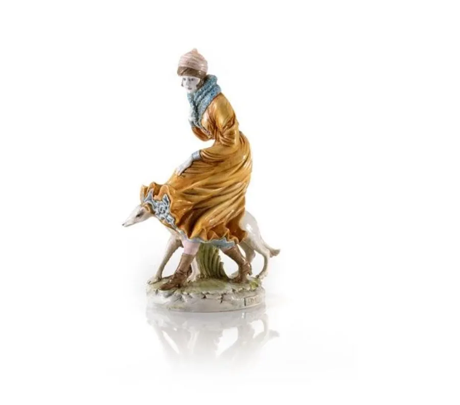 obrazek 1 Figurka kobiety z chartem smaganej wiatrem wykonana z ceramiki - Ceramiche ML