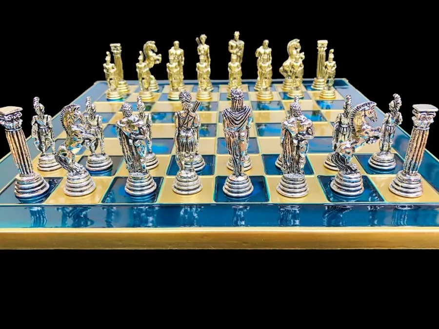 obrazek 2 Stylowy zestaw szachowy z motywem greckim idealny na prezent - The Chess Empire